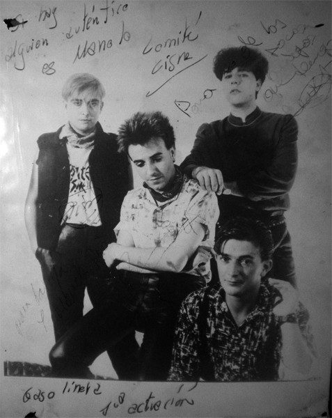 Las firmas de Comité Cisne con su primera formación en 1984.