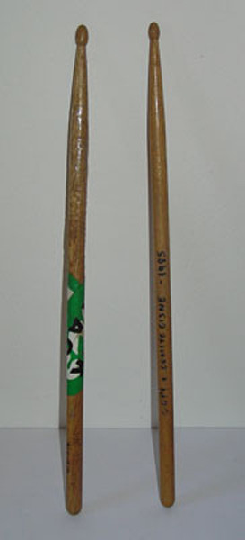 Dos baquetas históricas: Copi de Comité Cisne y Ñete de Nacha Pop, esta última es del concierto que dieron en la discoteca Isla, 1984 o 1985...