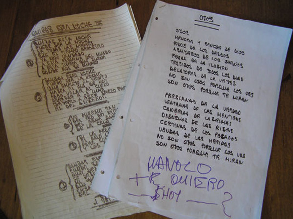 Letra de la canción Ojos de Los Suaves. Conseguí que Yosi me diera esa hoja de su libreta y me la firmara. Lo de atrás son fotocopias de todas las letras del disco.